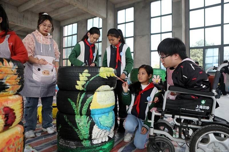 大手牵小手 传递正能量