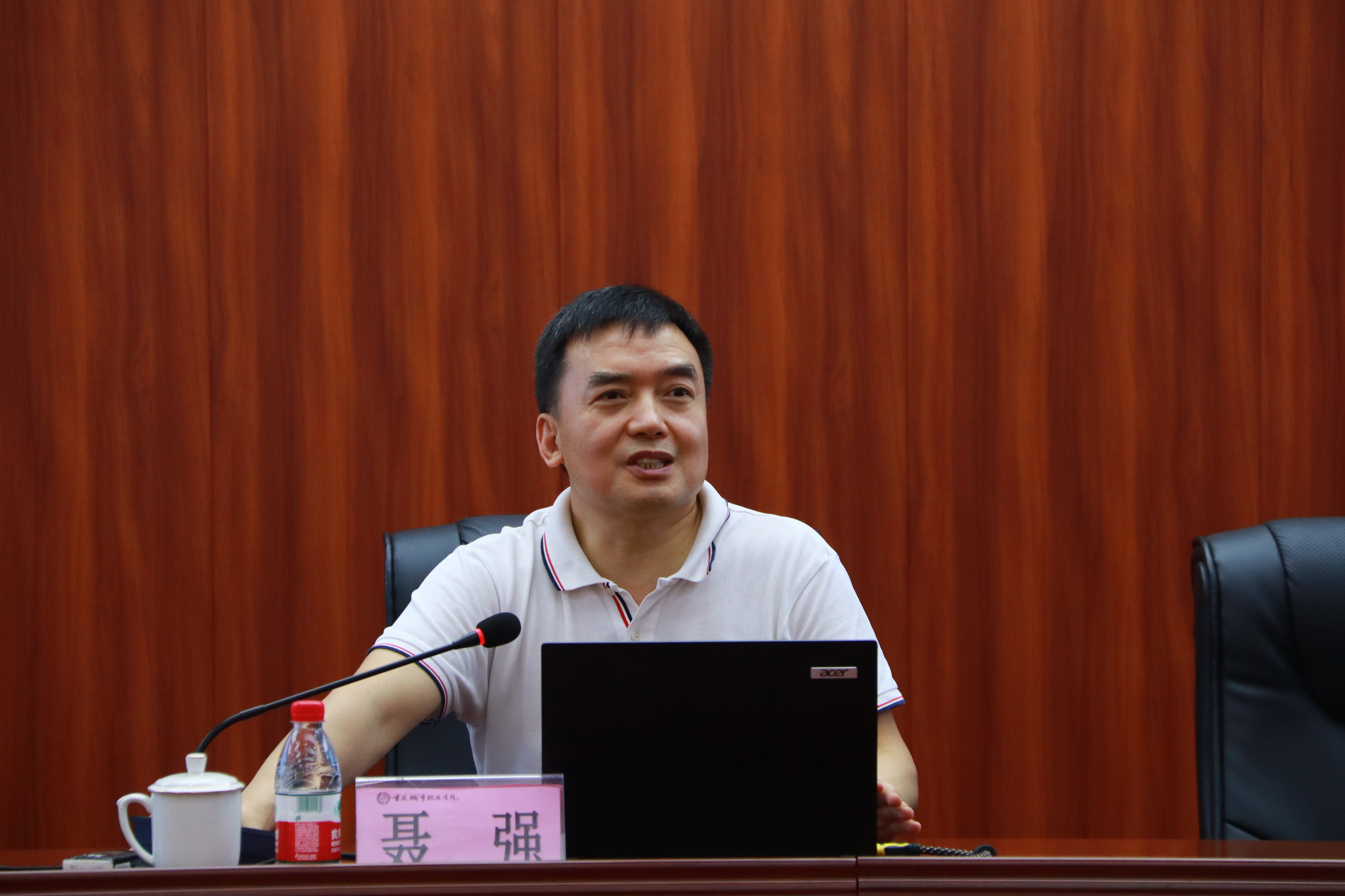 聂强教授简要介绍了《若干措施》出台的背景,过程和意义,重点阐述了"