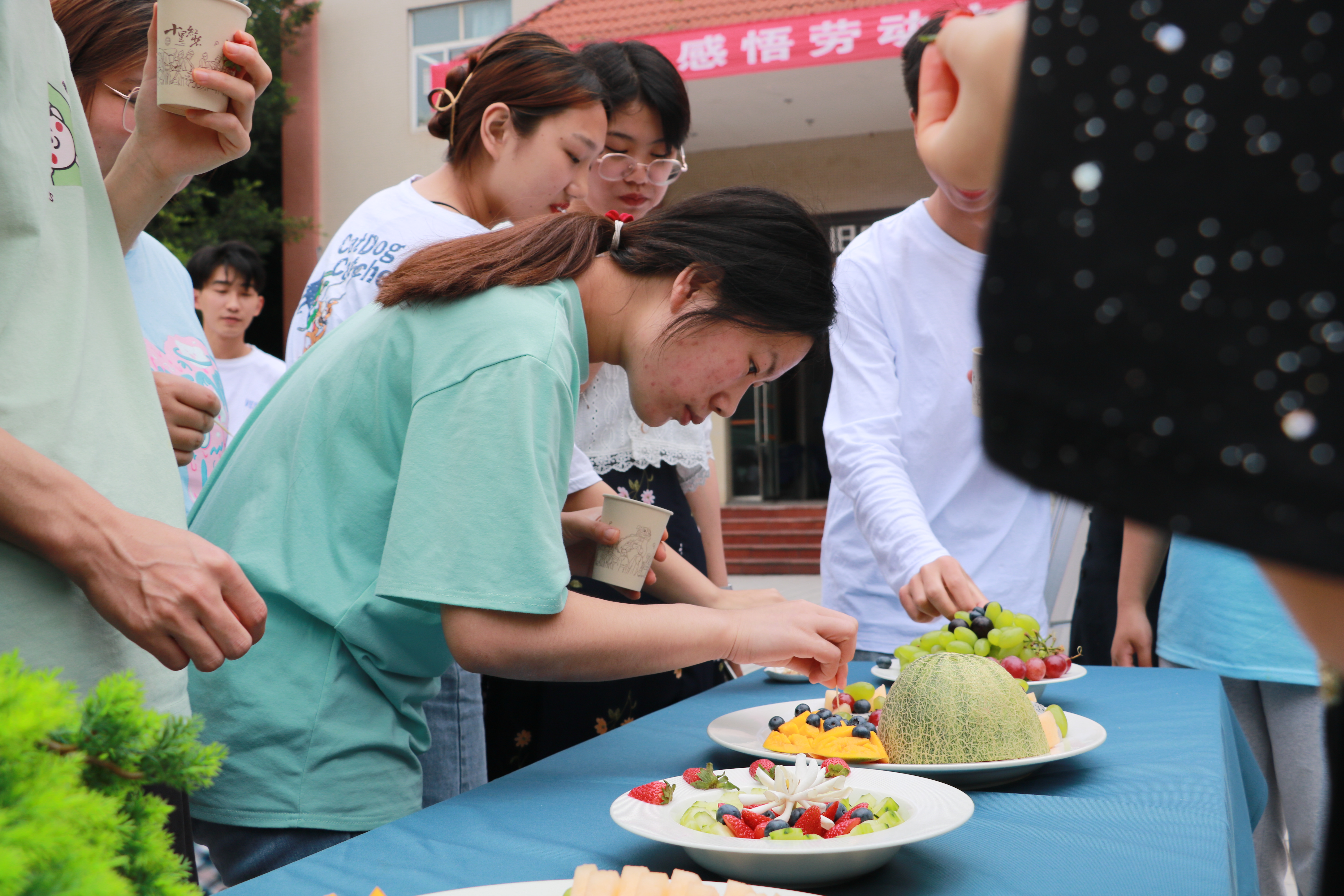 旅游管理系党总支举行学生劳动实践成果展会