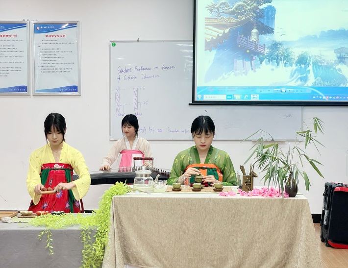 学生展示茶艺技能2.png