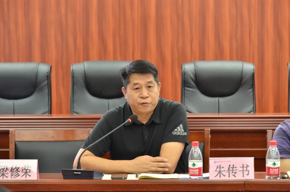 党委书记张绍荣结合亲身经历与大家亲切交流,他指出辅导员工作是"横向