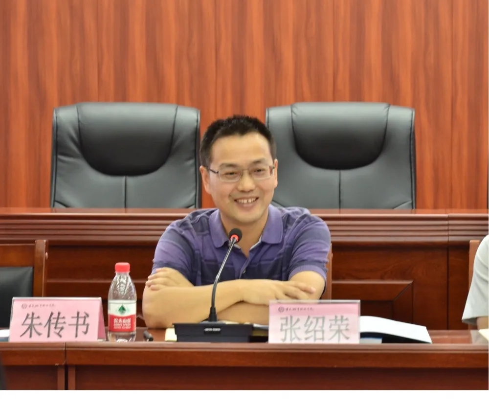 就辅导员个人如何成长这一问题,张绍荣书记勉励辅导员:一是要加强理论