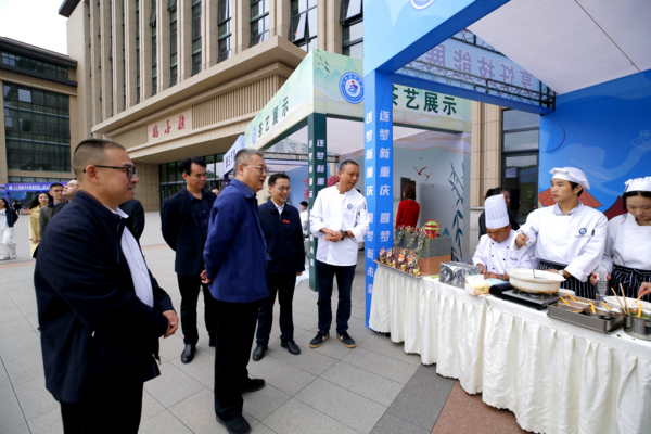 重庆市纪委副书记、市监委副主任章榕(左二)一行观看学生技能展示,学校党委书记张绍荣(右二),党委委员、纪委书记、监察专员彭祖辉陪同调研.png